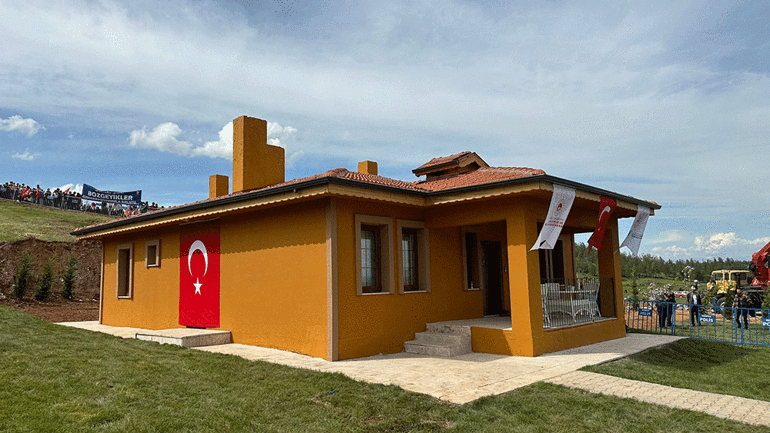 Cumhurbaşkanı Erdoğan, köy evleri teslim töreninde açıkladı Çiftçilere 10 yeni müjde