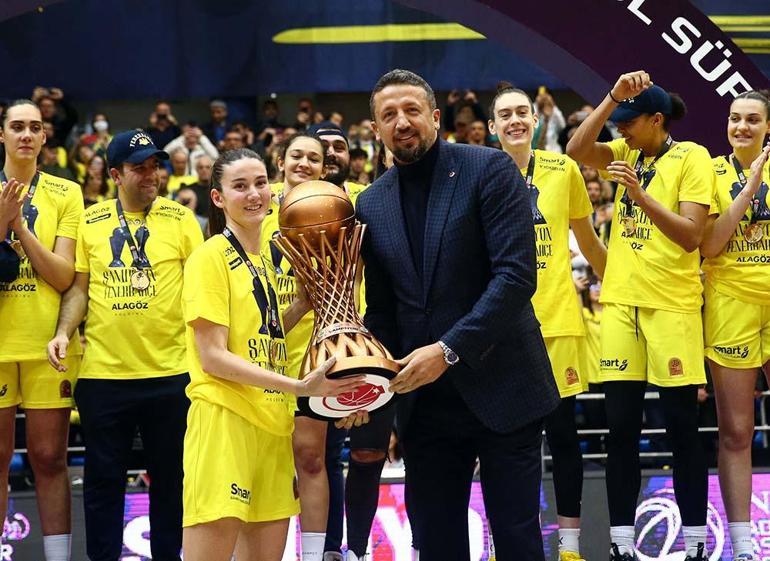 Fenerbahçe Alagöz Holding şampiyonluk kupasını aldı