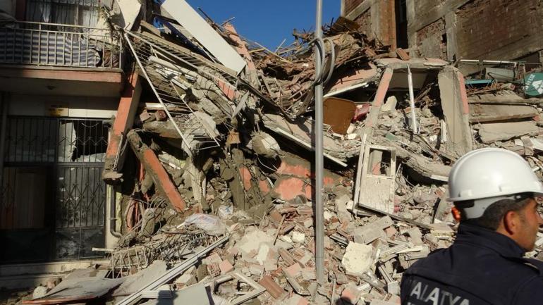Malatya’da 5 katlı çöktü: Yan binada mahsur kalan 4 kişiyi itfaiye kurtardı