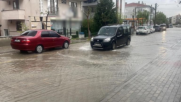 Görenler şaştı kaldı Bir yanda sağanak diğer yanda hortum