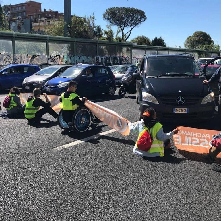 İtalyada iklim aktivistleri yolu kapattı, uzun araç kuyrukları oluştu