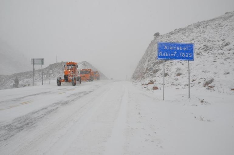 Antalyaya kar sürprizi Nisan ayının sonunda bembeyaz oldu