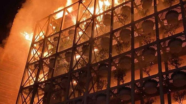 İzmirde korkutan yangın Alevler şehrin her yerinden görüldü