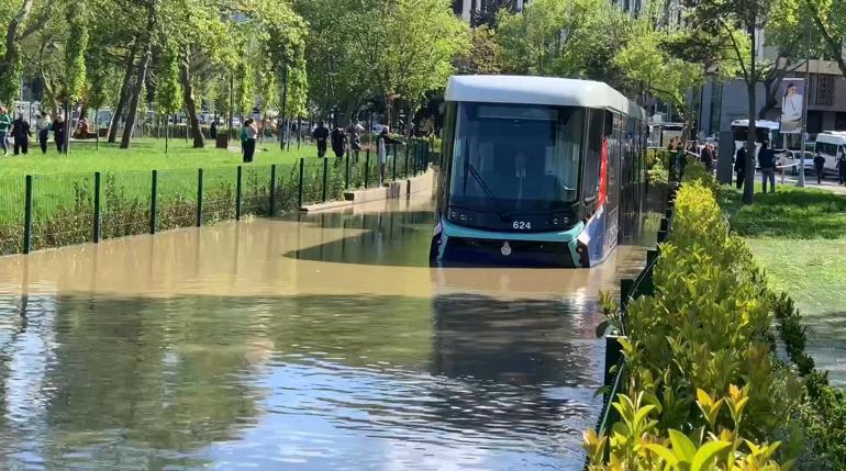Su borusu patladı, tramvaylar mahsur kaldı