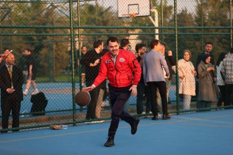 Bakan Kurum gençlerle basketbol oynadı