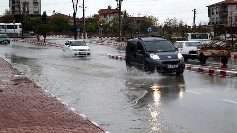 Kar gibi dolu yağdı, sürücüler yolda mahsur kaldı