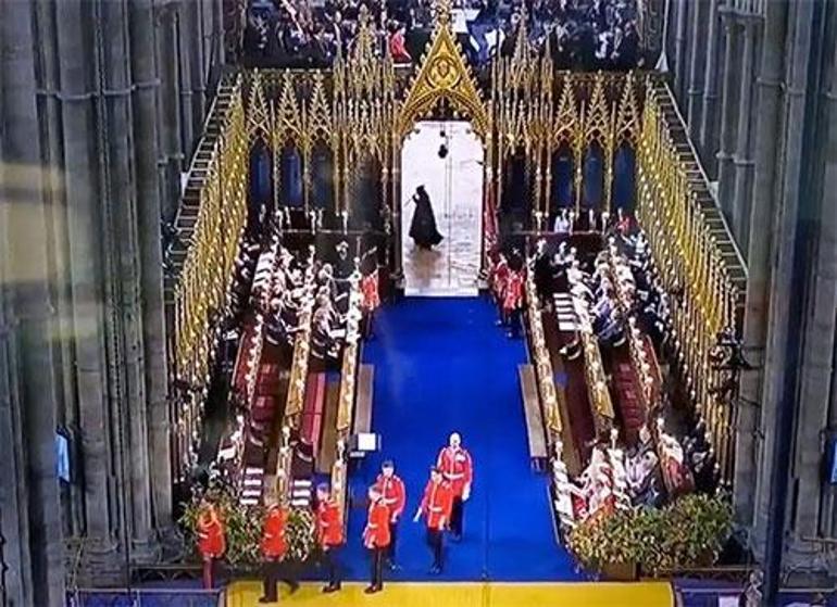 Kral Charlesın taç giyme töreninde ürkütücü görüntü