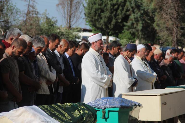 Çok acı manzara Kamyon faciasında ölen 7 kişi, yan yana defnedildi