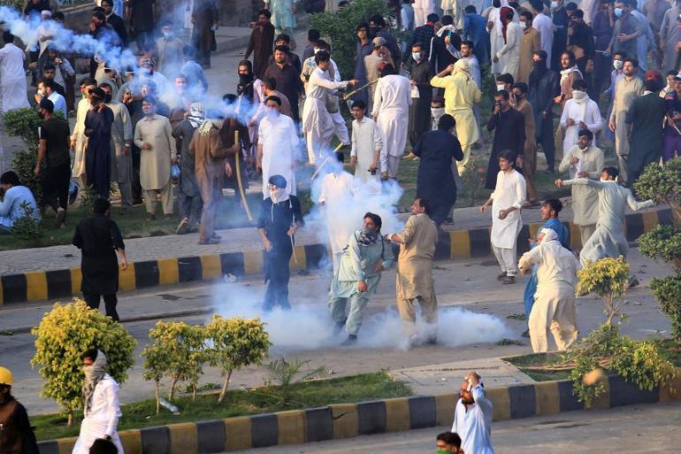 Pakistan’da sokaklar savaş alanına döndü: Ölü ve yaralılar var