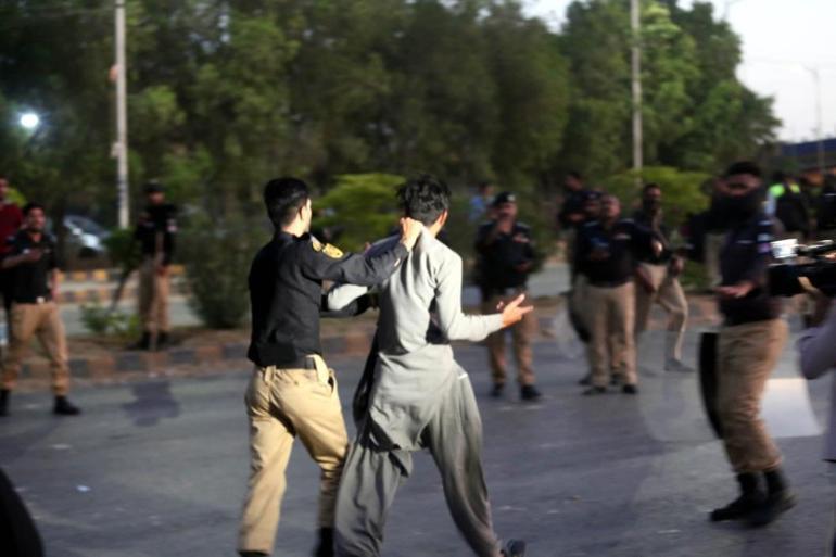 Pakistan’da sokaklar savaş alanına döndü: Ölü ve yaralılar var