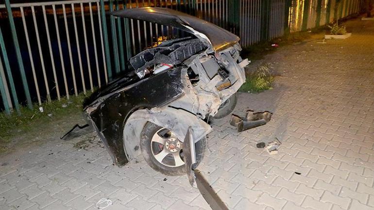 Adanada feci kaza Otomobil ikiye bölündü, sürücü öldü