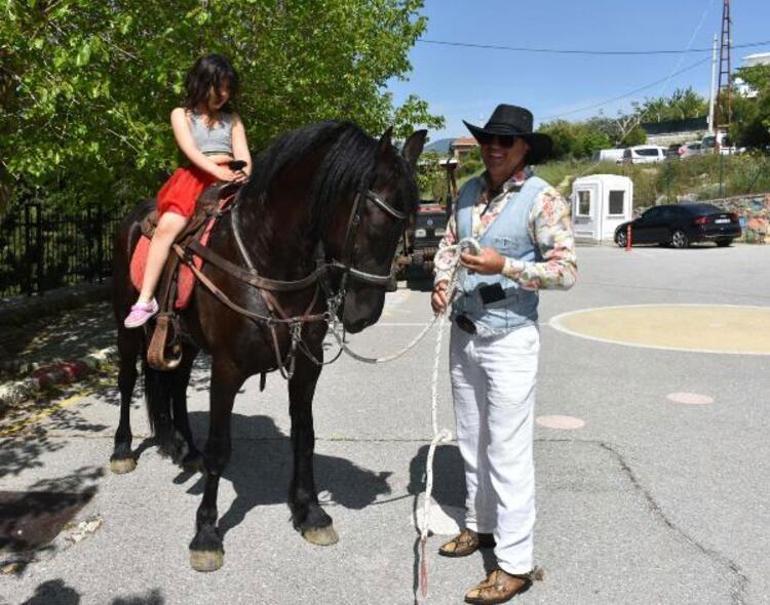 Oy kullanmaya kovboy kıyafeti giyip, at üstünde geldi