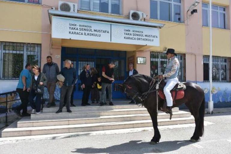 Oy kullanmaya kovboy kıyafeti giyip, at üstünde geldi