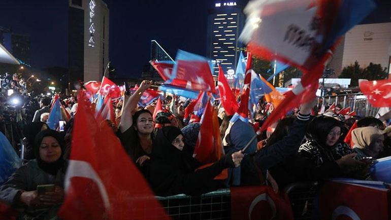 Cumhurbaşkanı Erdoğandan Ankarada balkon konuşması: İlk turda biteceğine inanıyoruz