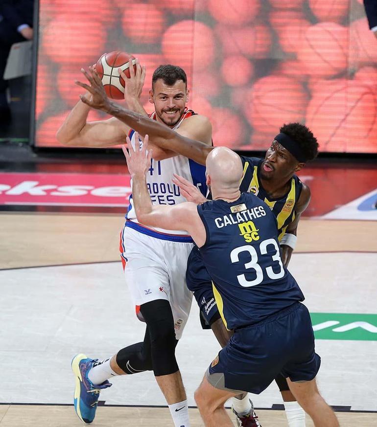 Anadolu Efes, erteleme maçında Fenerbahçe Beko’yu yendi