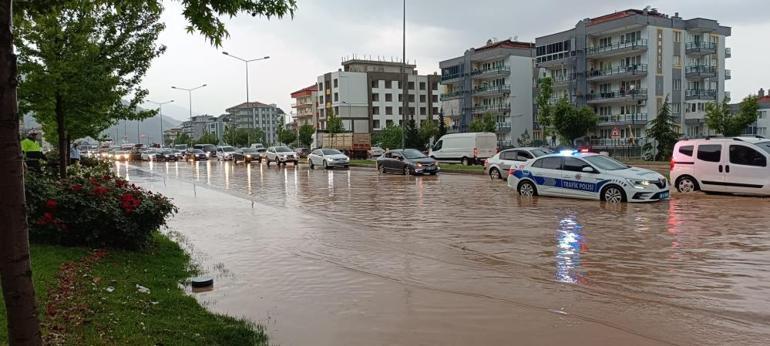 Denizlide şiddetli sağanak Sürücüler zor anlar yaşadı