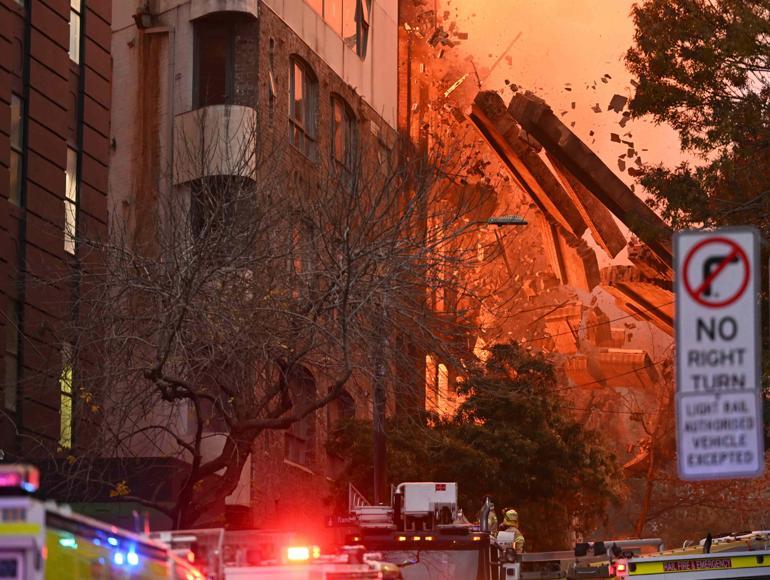 Avustralya’da yanan binanın duvarı bir anda yıkıldı