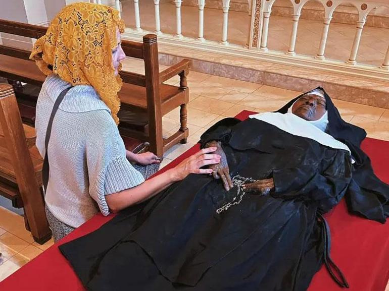 Rahibe 4 yıl sonra mezarından çıkarıldı Görenler mucize diyor