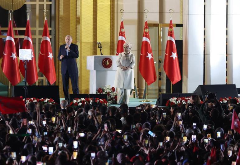 Cumhurbaşkanı Erdoğandan balkon konuşması 85 milyonun tamamı kazanmıştır