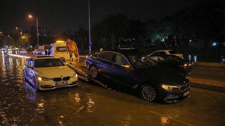 Antalya’da şiddetli sağanak sonrası araçlar yolda kaldı