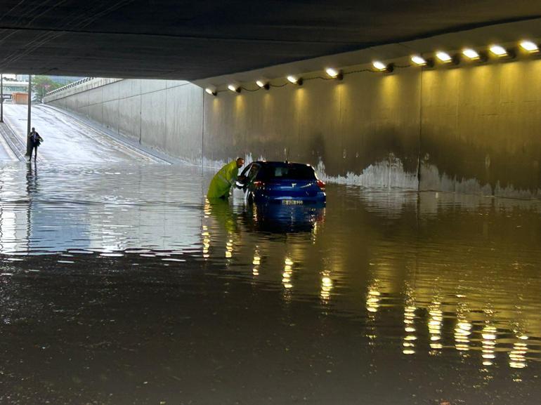 Ankarada afet alarmı Yollar göle döndü, araçlar mahsur kaldı