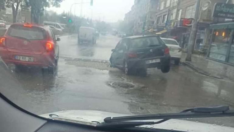 Ankarayı sağanak vurdu Mahsur kalanları iş makinesi kurtardı