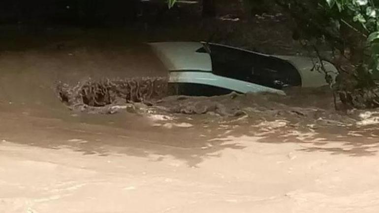 Antalya’yı sağanak vurdu Otomobilleri sel suları sürükledi