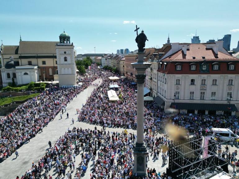 Polonyada binlerce kişiden hükümet karşıtı protesto