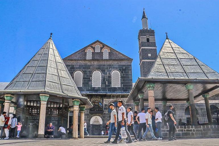 Diyarbakır’da tarihi mekanlar kent dışından gelenlerle doldu
