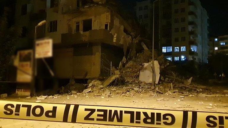 Diyarbakır’da, depremlerde hasar görüp yıkımına başlanan 7 katlı bina çöktü