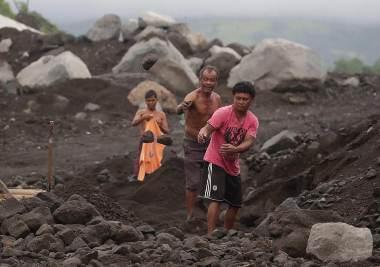 Mayon Yanardağı çevresinde 13 bin kişi tahliye edildi