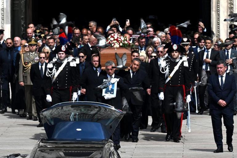 İtalya’nın eski Başbakanı Berlusconi son yolculuğuna uğurlandı