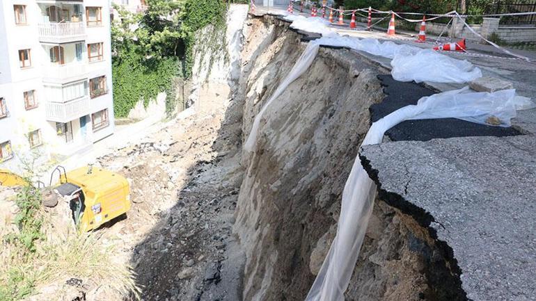 Çöken istinat duvarının altında kalan otomobil hurdaya döndü