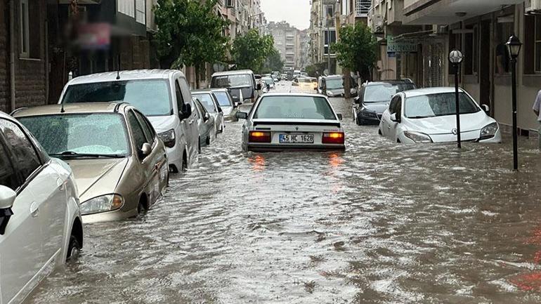 Adeta Venedik gibi oldu Akhisar’da sağanak sonrası sokaklar göle döndü