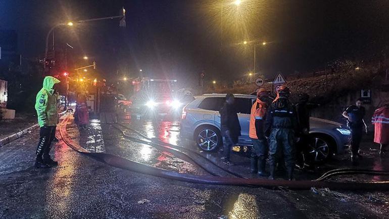 İzmirde sağanak sonrası çok sayıda araç sel sularına kapıldı