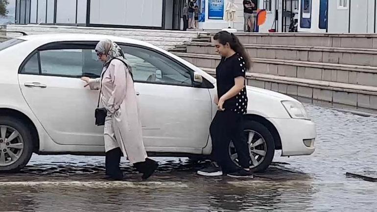 İskenderunda kıyı şeridi yine sular altında kaldı