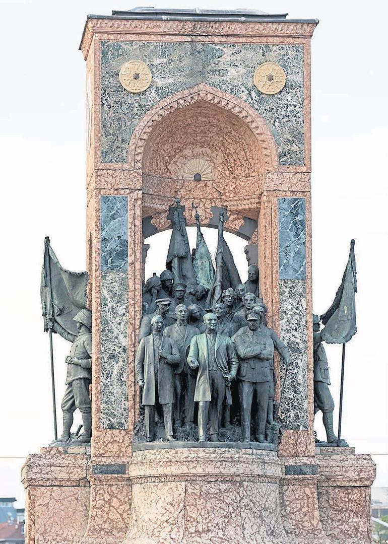 Taksim’deki Cumhuriyet Anıtı’na dikkatli bakın