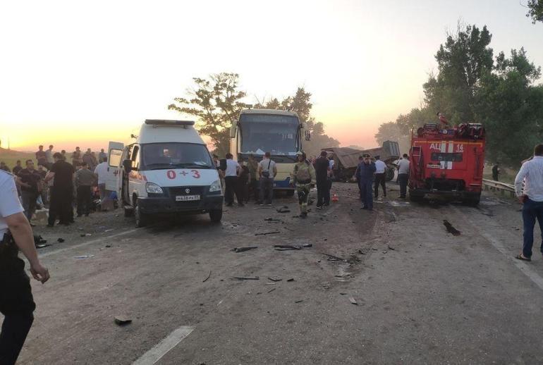 Rusyada katliam gibi kaza: Yolcu otobüsü, otomobil ve kamyonla çarpıştı
