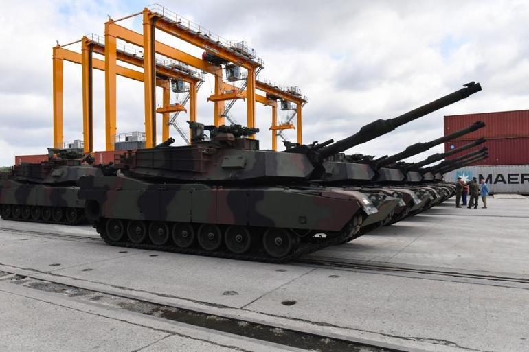 Abrams tanklarının ilk partisi Polonyaya ulaştı