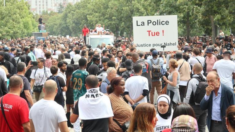 Fransa’da 6 bin kişilik sessiz yürüyüş protestosu
