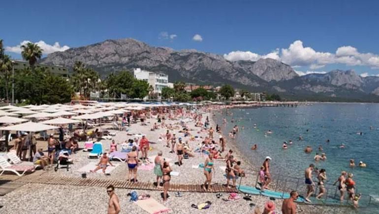 Antalyada bayramın üçüncü günü de sahiller tıklım tıklım Nüfus 4 katına çıktı