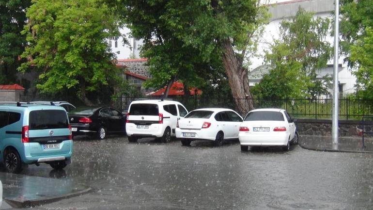 Aniden bastıran sağanak yağışa hazırlıksız yakalandılar