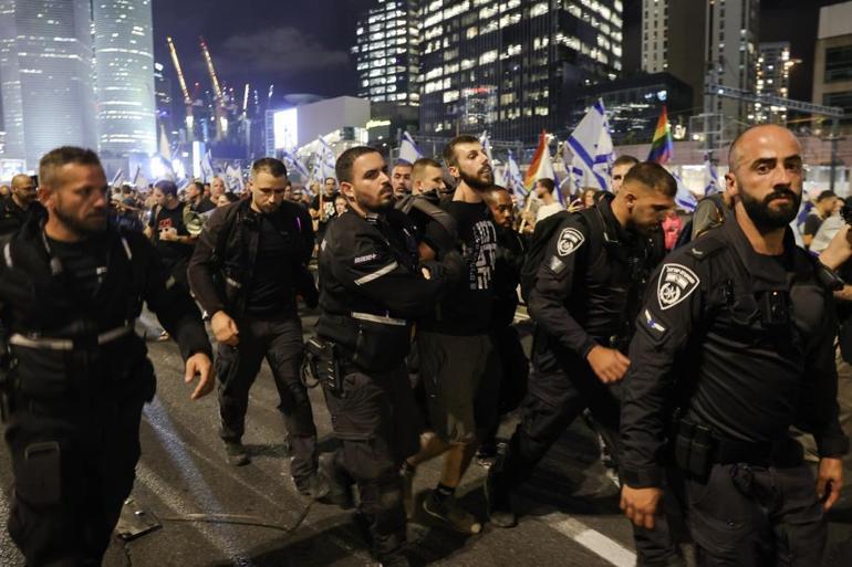 İsrail yine karıştı Aracını göstericilerin üzerine sürdü