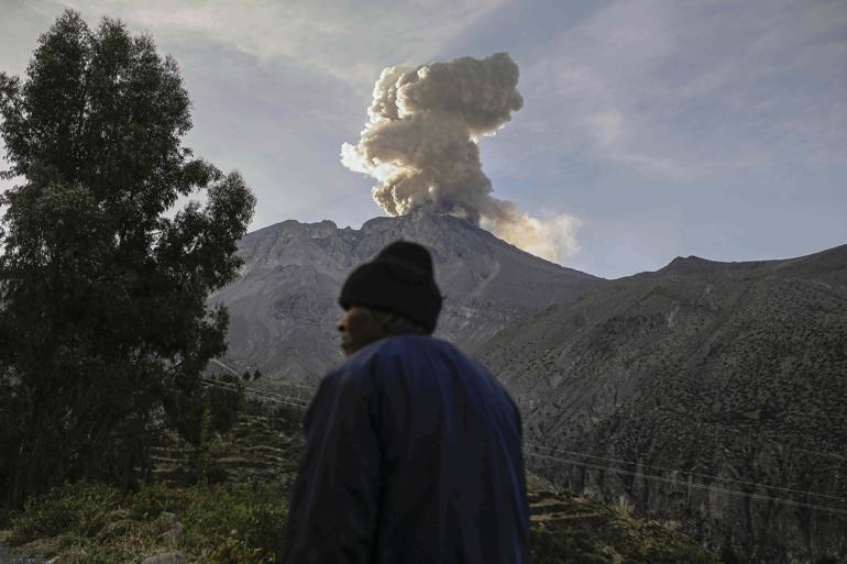 Ubinas Yanardağı patladı Peruda acil durum ilan edildi