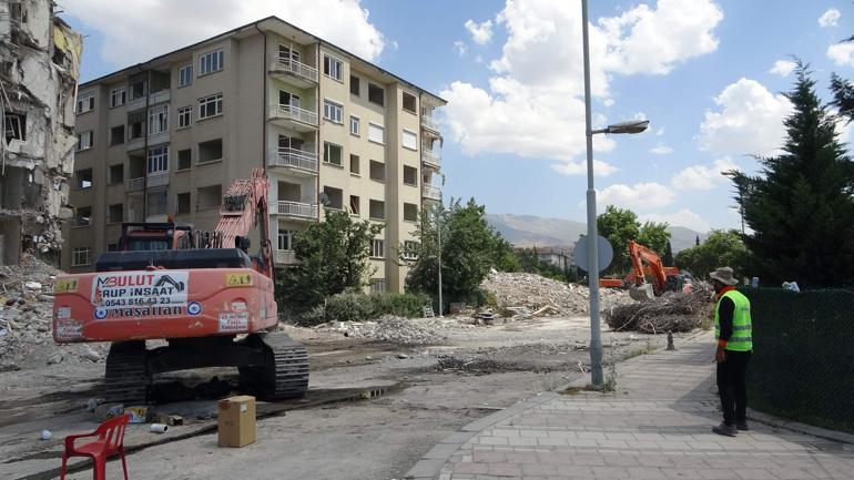 8 katlı bina bir taşla yıkıldı Sosyal medya bu görüntüleri konuşuyor