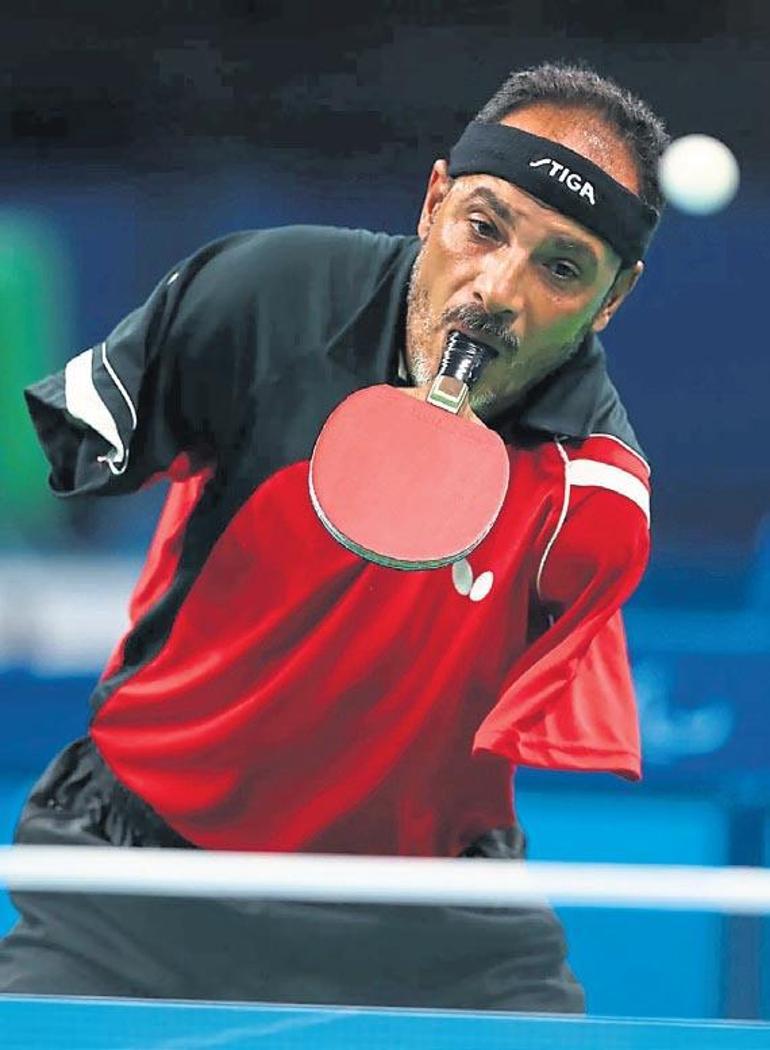 Ağzı ile masa tenisi oynayan adam: Hamadtou