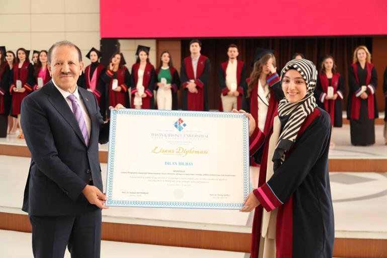 Bakan Bak, Hasan Kalyoncu Üniversitesi’nin mezuniyet törenine katıldı