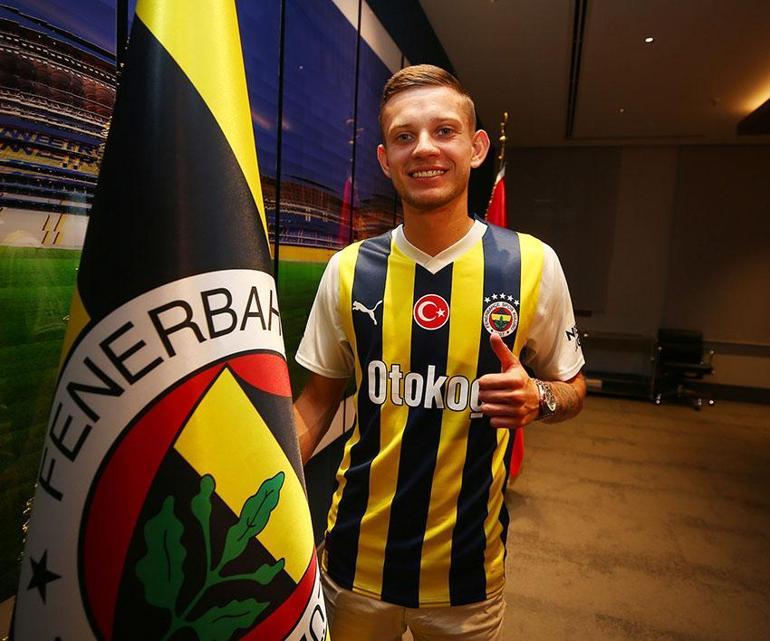 Fenerbahçe, Sebastian Szymanski ile 4 yıllık sözleşme imzaladı
