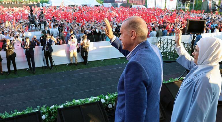 Emine Erdoğandan 15 Temmuz paylaşımı: Göğsü iman dolu bir milletin demokrasi zaferi