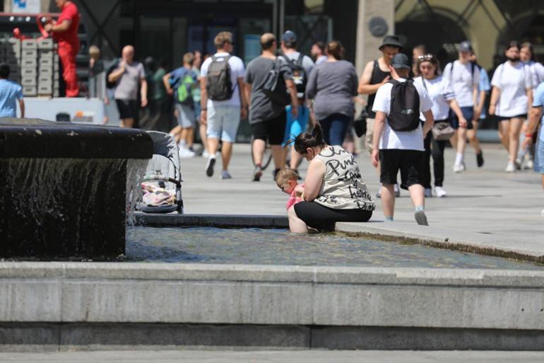 Almanyada görülmemiş sıcaklık Sokaklar ve meydanlar boş kaldı
